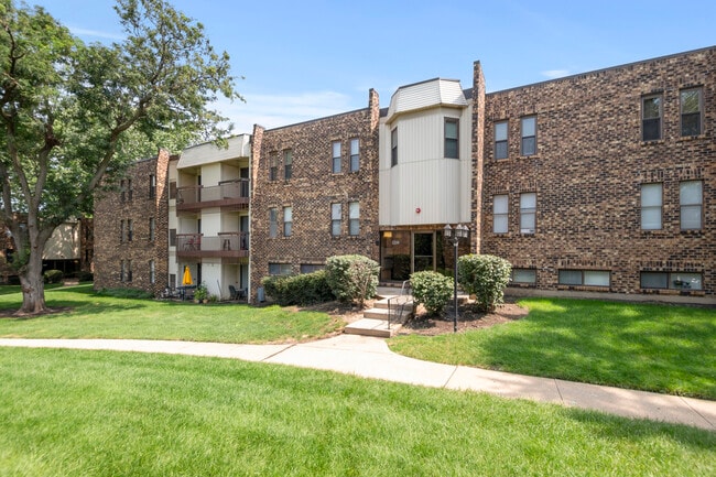 property at 2214 Country Club Dr