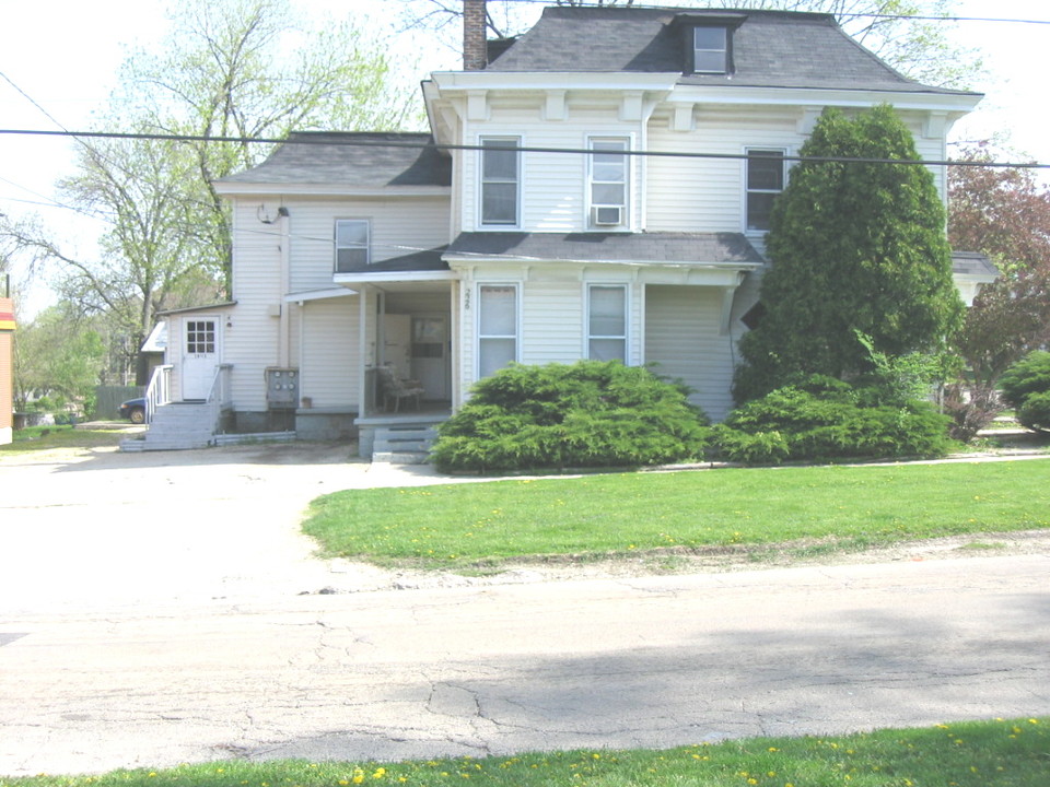 226 E 10th St in Lockport, IL - Building Photo