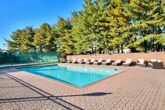 135 Regents Pk in Westport, CT - Building Photo - Building Photo