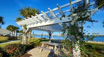 Sailpoint Bay Apartments in Daytona Beach, FL - Foto de edificio - Building Photo