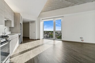 1877 N Milwaukee Ave, Unit 506 in Chicago, IL - Building Photo - Building Photo