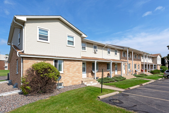 Presidential Estates Townhomes in New Hope, MN - Building Photo - Building Photo