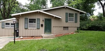 202 Brookside Dr in Belton, MO - Building Photo