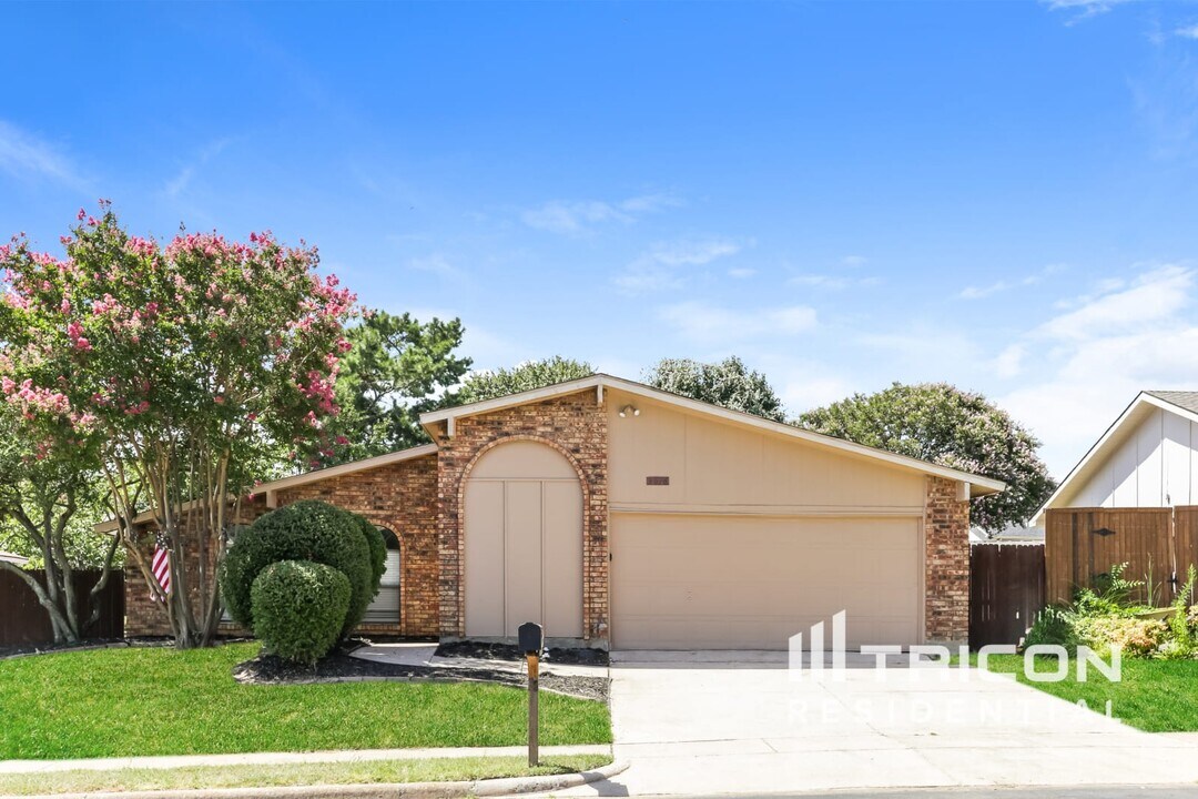 3816 Aspenwood Dr in Bedford, TX - Building Photo
