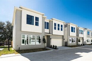 8910 Knl Br Dr in Houston, TX - Building Photo