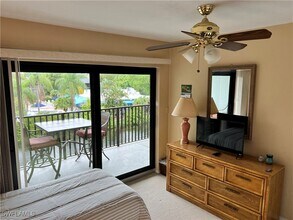 600 Neapolitan Way in Naples, FL - Building Photo - Building Photo