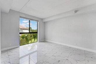 250 W Hidden Valley Blvd in Boca Raton, FL - Building Photo - Building Photo