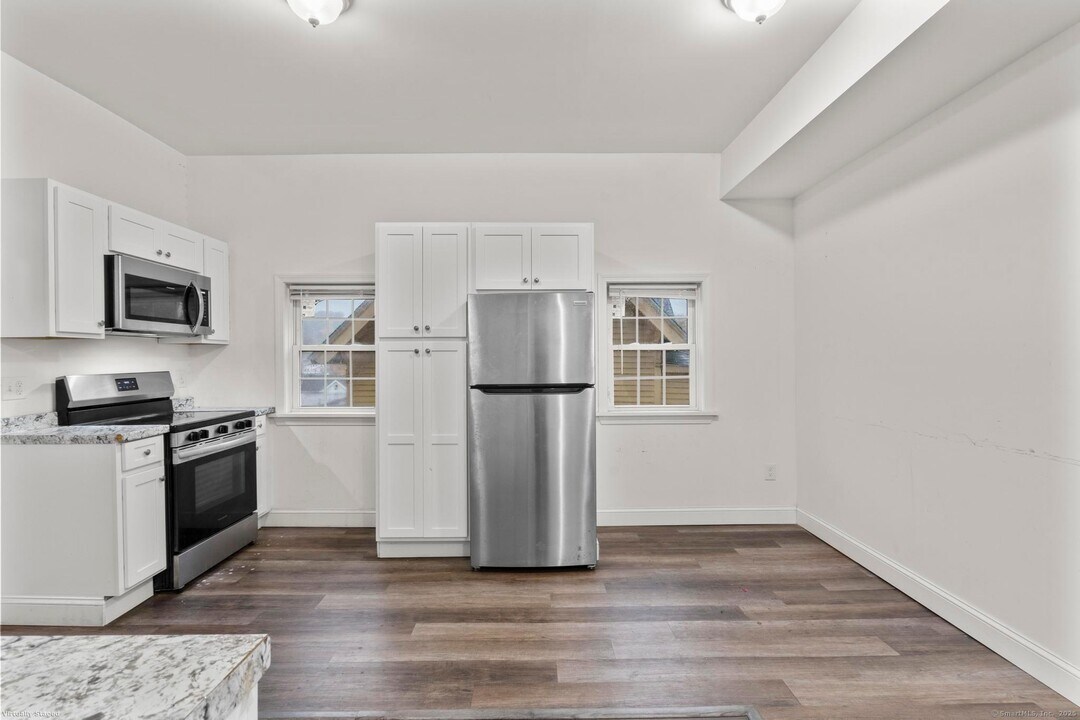 22 Brewster St in Waterbury, CT - Building Photo