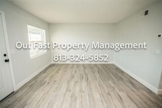 11312 N 52nd St, Unit B17 in Tampa, FL - Building Photo - Building Photo