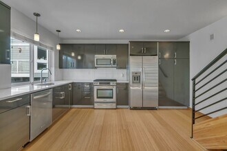 215 24th Ave E in Seattle, WA - Building Photo - Building Photo