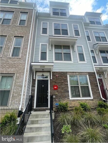 property at 2228 S Glebe Rd