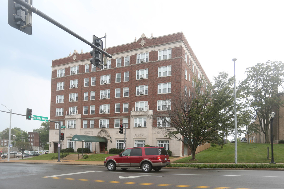 Castlereagh Apartments in University City, MO - Foto de edificio