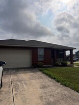 1034 W South St in Leander, TX - Building Photo