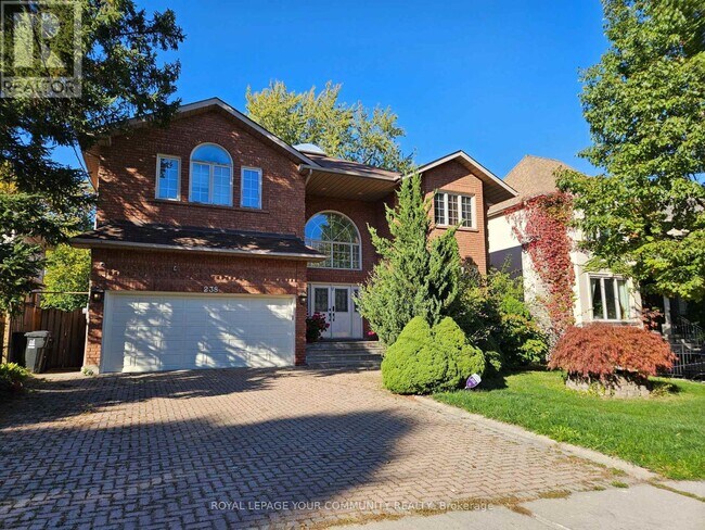 238 Horsham Ave in Toronto, ON - Building Photo - Building Photo