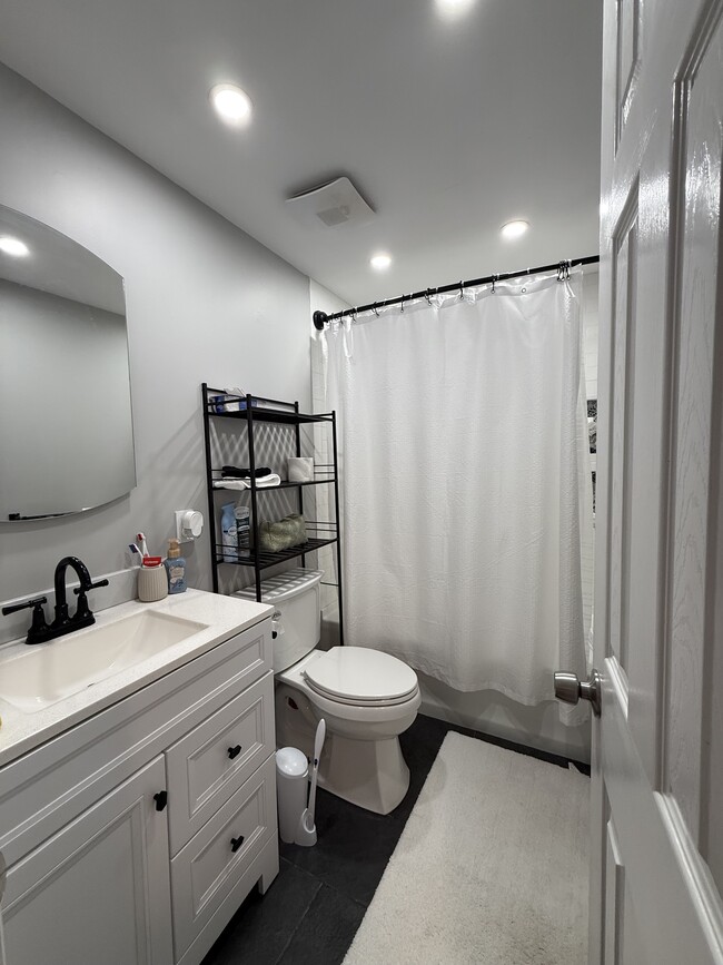 5 Mount Oak Pl, Unit 1 in Ridge, NY - Foto de edificio - Building Photo