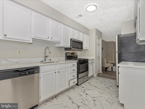 7292 Mahogany Dr in Hyattsville, MD - Foto de edificio - Building Photo