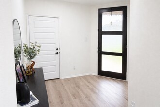 708 Yellow Ribbon Trl in Jarrell, TX - Foto de edificio - Building Photo