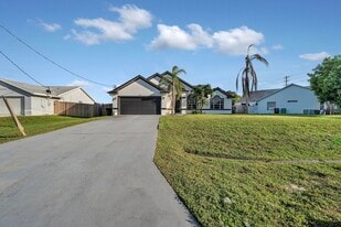 678 SW Pueblo Terrace in Port St. Lucie, FL - Building Photo