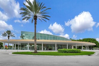 7520 N Devon Dr, Unit 302 in Tamarac, FL - Building Photo - Building Photo