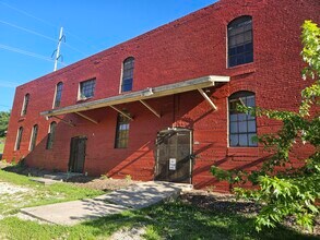 1303 W College St in Springfield, MO - Building Photo - Building Photo
