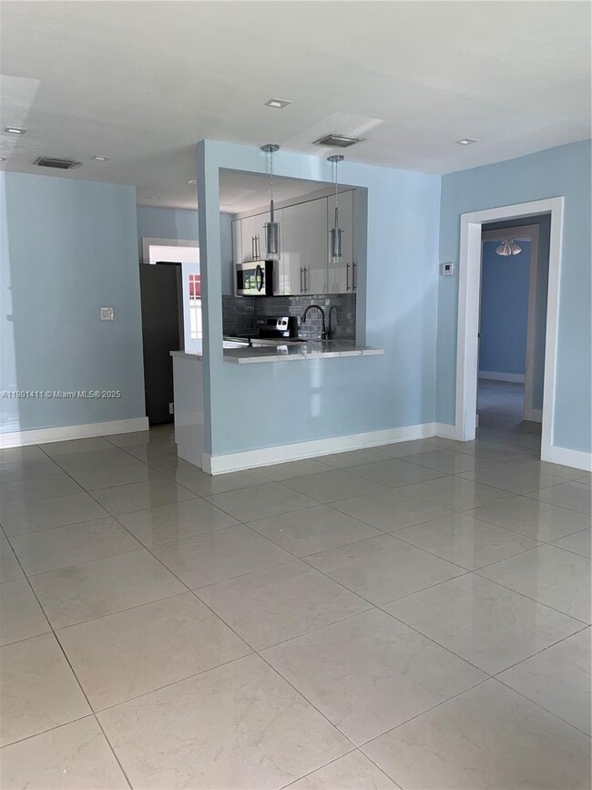 7331 SW 16th St in Miami, FL - Building Photo - Building Photo
