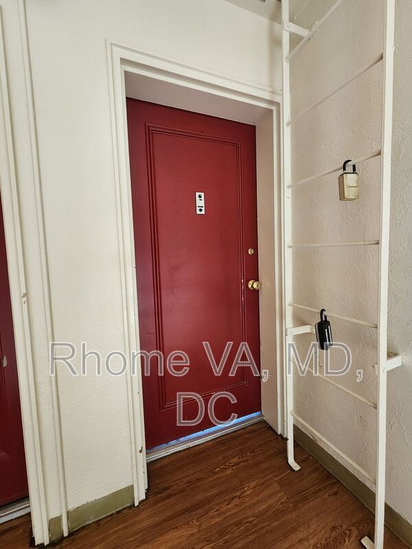 6192 Greenwood Dr in Falls Church, VA - Building Photo - Building Photo