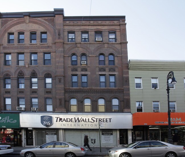 739 Manhattan Ave in Brooklyn, NY - Building Photo - Building Photo