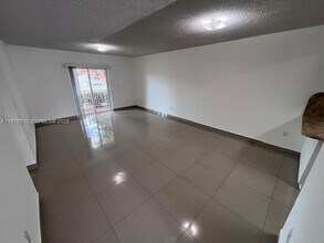 3041 W 76th St in Hialeah, FL - Foto de edificio - Building Photo