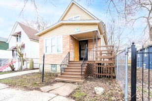 321 W 105th St in Chicago, IL - Building Photo