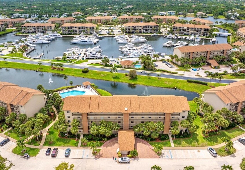 601 Seafarer Cir, Unit 1040 in Jupiter, FL - Building Photo