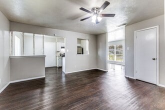 667 Edgeglen Dr in Dallas, TX - Building Photo - Building Photo