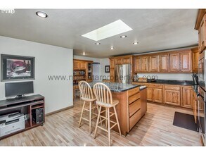 4235 Douglas Wy in Lake Oswego, OR - Building Photo - Building Photo