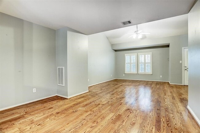 property at 934 E Heights Hollow Ln