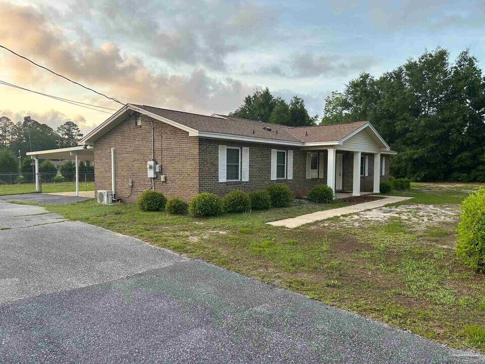 4560 Woodbine Rd in Milton, FL - Building Photo