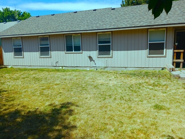 2128 SW 30th Ct in Redmond, OR - Building Photo - Building Photo