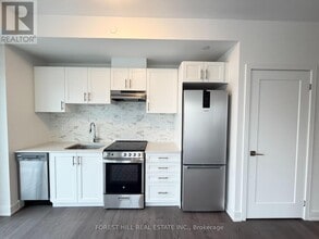 715 Davis Dr in Newmarket, ON - Building Photo - Building Photo