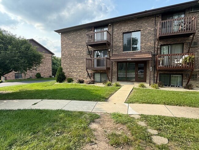 8238 Woodland Dr in Darien, IL - Building Photo - Building Photo