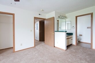 English Village II in Springfield, MO - Foto de edificio - Building Photo