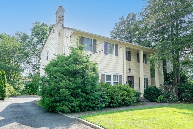 232 W Midland Ave in Paramus, NJ - Building Photo - Building Photo