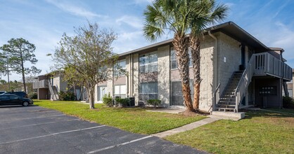 St. Johns Pointe Apartment Homes in Orange Park, FL - Foto de edificio - Building Photo