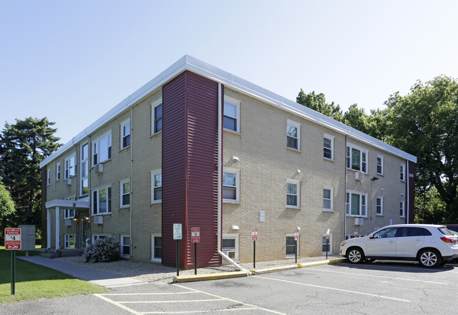 County Road B Apartments in Roseville, MN - Building Photo - Building Photo