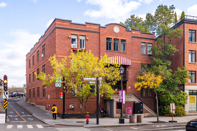 480 Saint-Antoine Rue E in Montréal, QC - Building Photo - Primary Photo