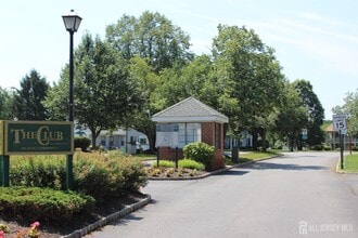 29 Wycoff Way E in East Brunswick, NJ - Building Photo - Building Photo