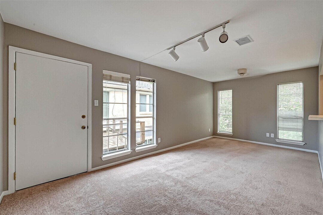 2137 Branard St in Houston, TX - Foto de edificio