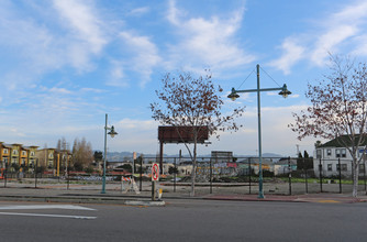 Estrella Vista Apartments in Emeryville, CA - Building Photo - Building Photo