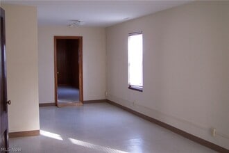 15794 Grove St in Middlefield, OH - Building Photo - Building Photo