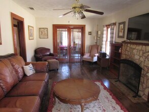 206 E Columbia St in Weatherford, TX - Building Photo - Building Photo