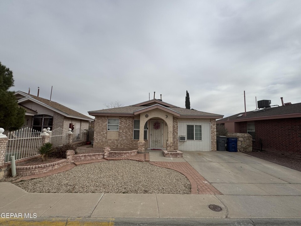 876 Fragrant Ash Pl in El Paso, TX - Building Photo