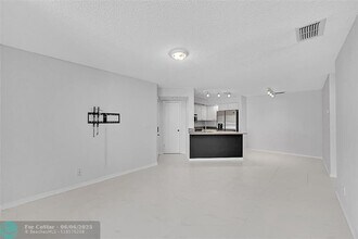 3350 Pinewalk Dr N in Margate, FL - Foto de edificio - Building Photo