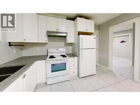 966 Stewart Ave in Coquitlam, BC - Building Photo
